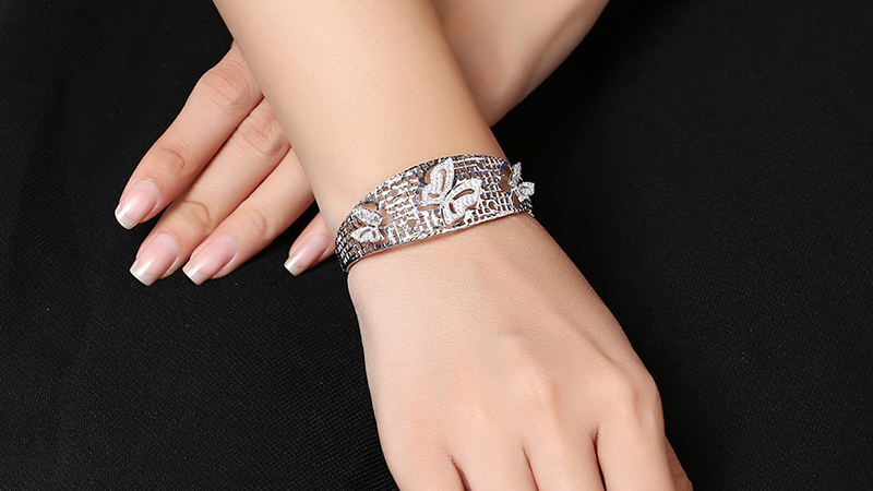 Vòng tay có thiết kế hình bướm mới lạ, ấn tượng